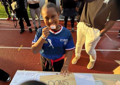 Jeune participante à un événement solidaire Show Di Bola en France
